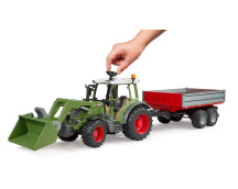 Fendt Vario 211 met voorlader en kiepwagen
