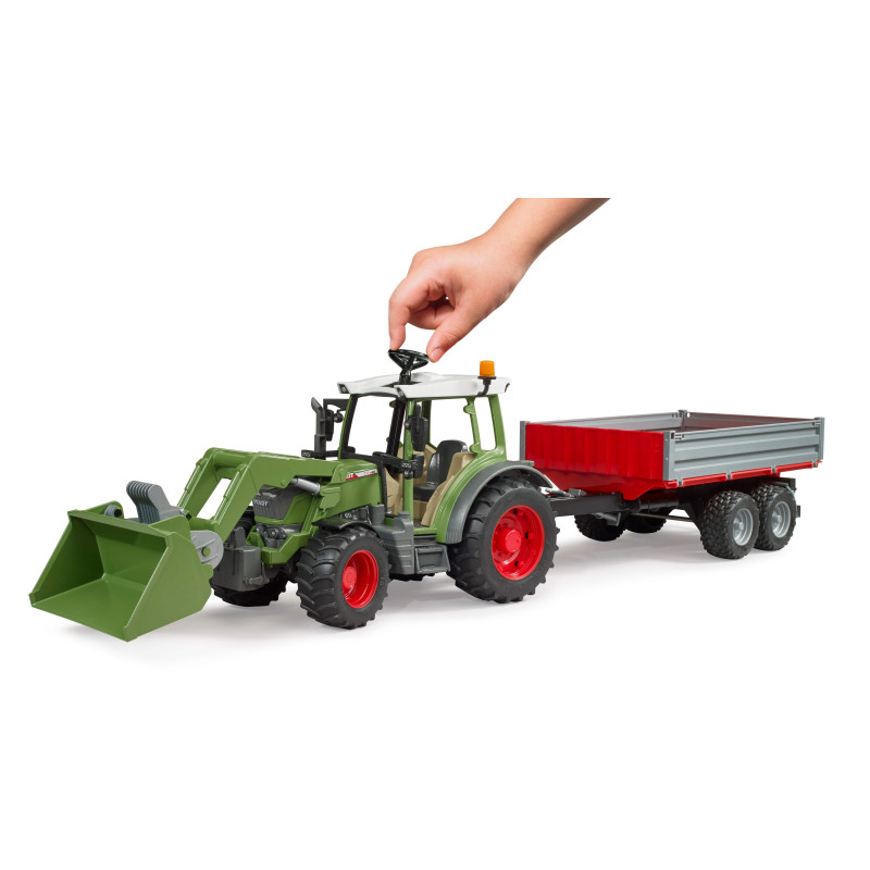 Fendt Vario 211 met voorlader en kiepwagen