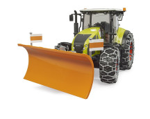 Claas Axion 950 met sneeuwkettingen en ploegblad Claas Axion 950 met sneeuwkettingen en ploegblad