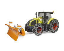 Claas Axion 950 met sneeuwkettingen en ploegblad Claas Axion 950 met sneeuwkettingen en ploegblad