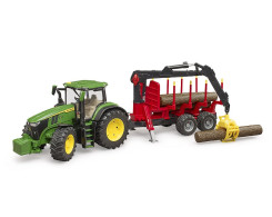 John Deere met bosbouwtrailer en boomstammen