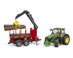 John Deere met bosbouwtrailer en boomstammen John Deere met bosbouwtrailer en boomstammen