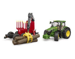 John Deere met bosbouwtrailer en boomstammen John Deere met bosbouwtrailer en boomstammen