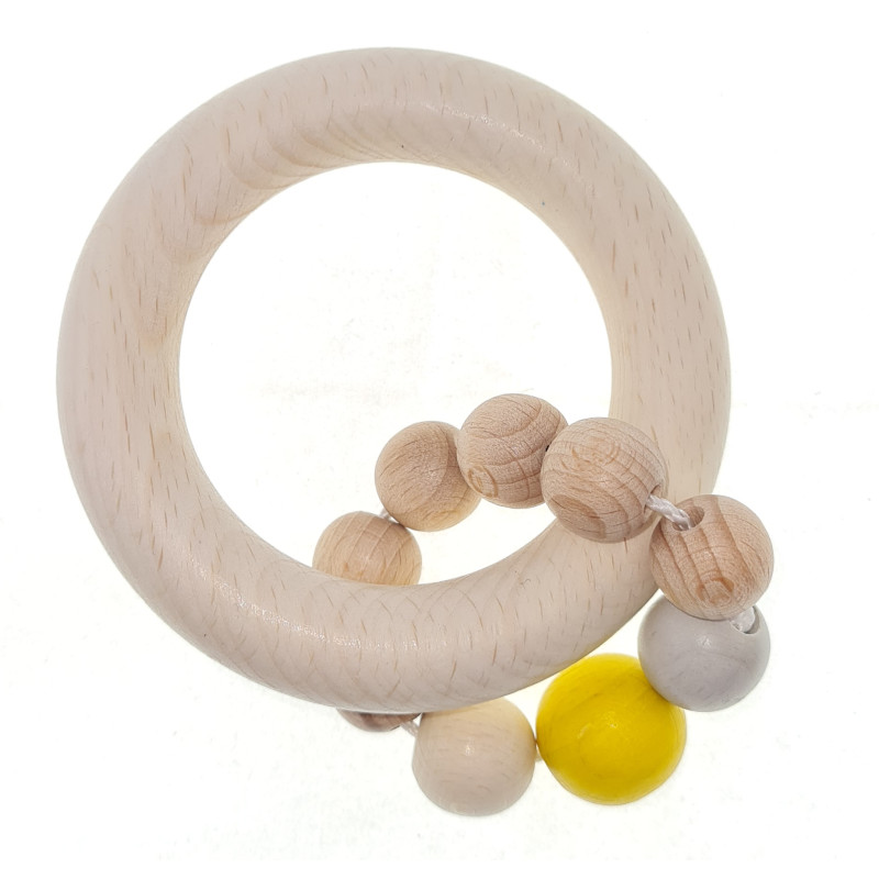 Rammelaar bol met 1 ring (naturel/geel) Rammelaar bol met 1 ring (naturel/geel)