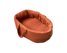 Poppendraagmand caramel mousseline