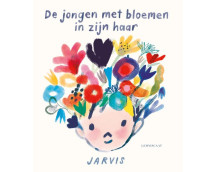 De jongen met bloemen in zijn haar