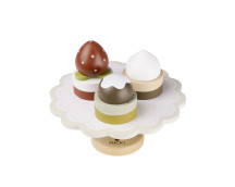 Houten gebakplateau met gebakjes