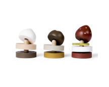 Houten gebakplateau met gebakjes Houten gebakplateau met gebakjes
