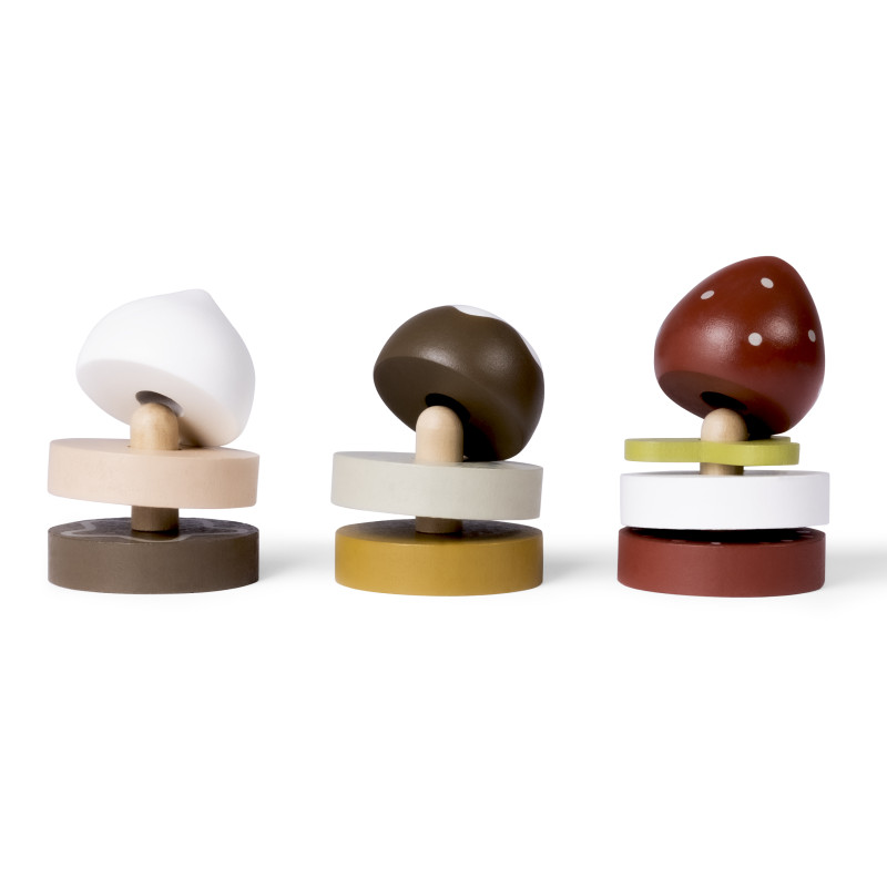 Houten gebakplateau met gebakjes Houten gebakplateau met gebakjes
