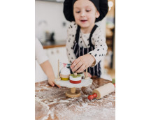 Houten gebakplateau met gebakjes Houten gebakplateau met gebakjes
