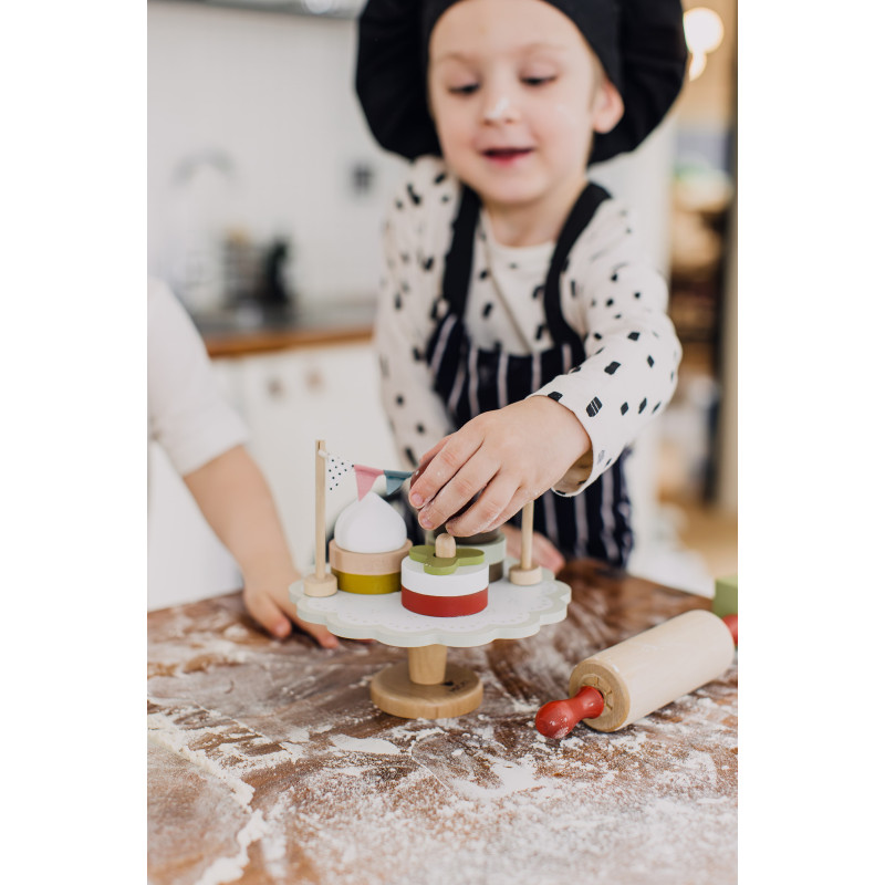 Houten gebakplateau met gebakjes Houten gebakplateau met gebakjes