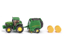 John Deere tractor met balenpers