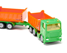 Truck met kieper en kiepaanhanger Truck met kieper en kiepaanhanger