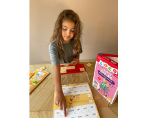 Loco Mini De Zoete Zusjes spelen met letters Loco Mini De Zoete Zusjes spelen met letters