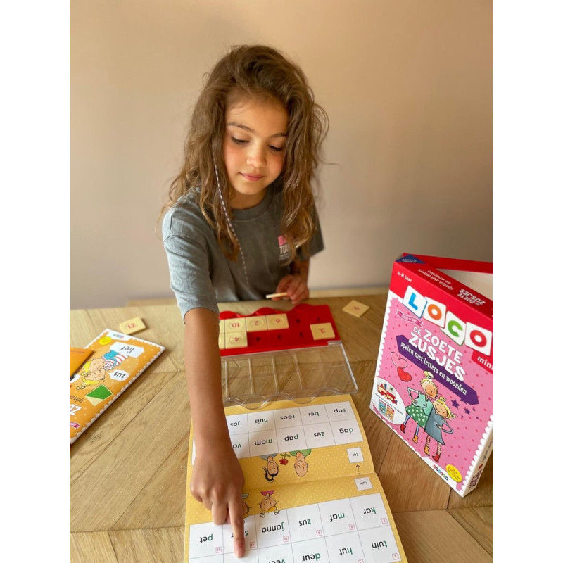 Loco Mini De Zoete Zusjes spelen met letters Loco Mini De Zoete Zusjes spelen met letters