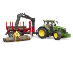 John Deere met bosbouwtrailer en boomstammen John Deere met bosbouwtrailer en boomstammen