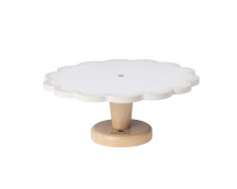 Houten gebakplateau met gebakjes Houten gebakplateau met gebakjes