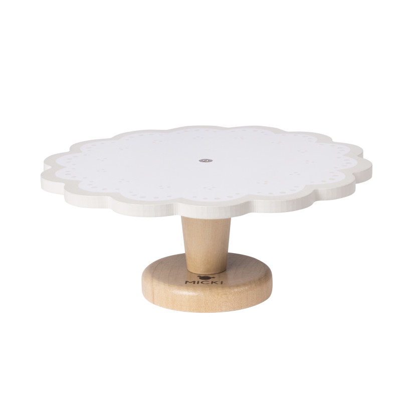 Houten gebakplateau met gebakjes Houten gebakplateau met gebakjes