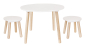 Houten tafel met twee krukjes