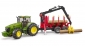 John Deere met bosbouwtrailer en boomstammen