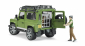 Land Rover Defender Station Wagon met boswachter en hond